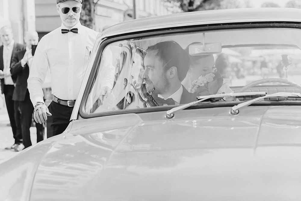 bröllopstransport i Ford Anglia till bröllopsceremonin vid elopement bröllop i Örebro