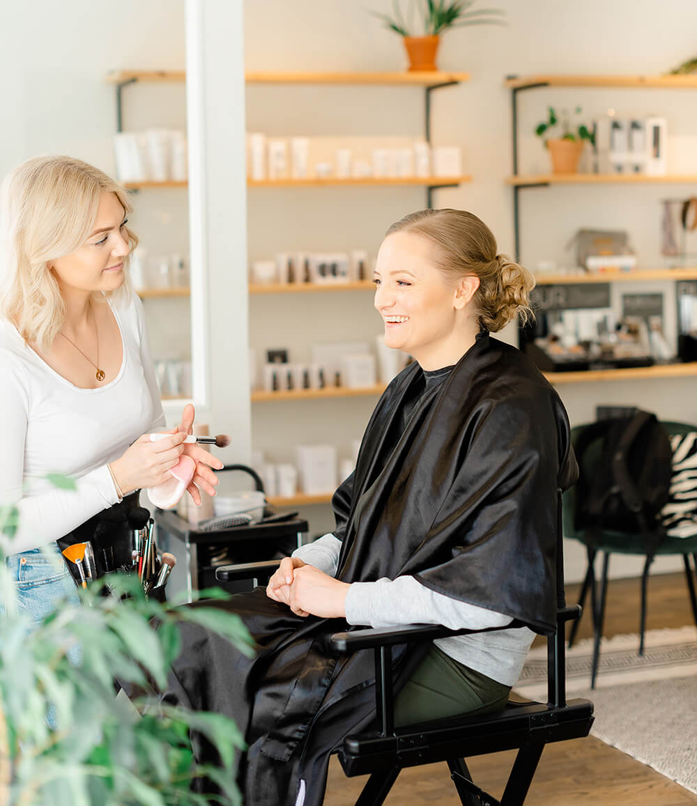 Brudsminkning och brud hårupsättning inför elopement bröllop på L:a Bruket Örebro