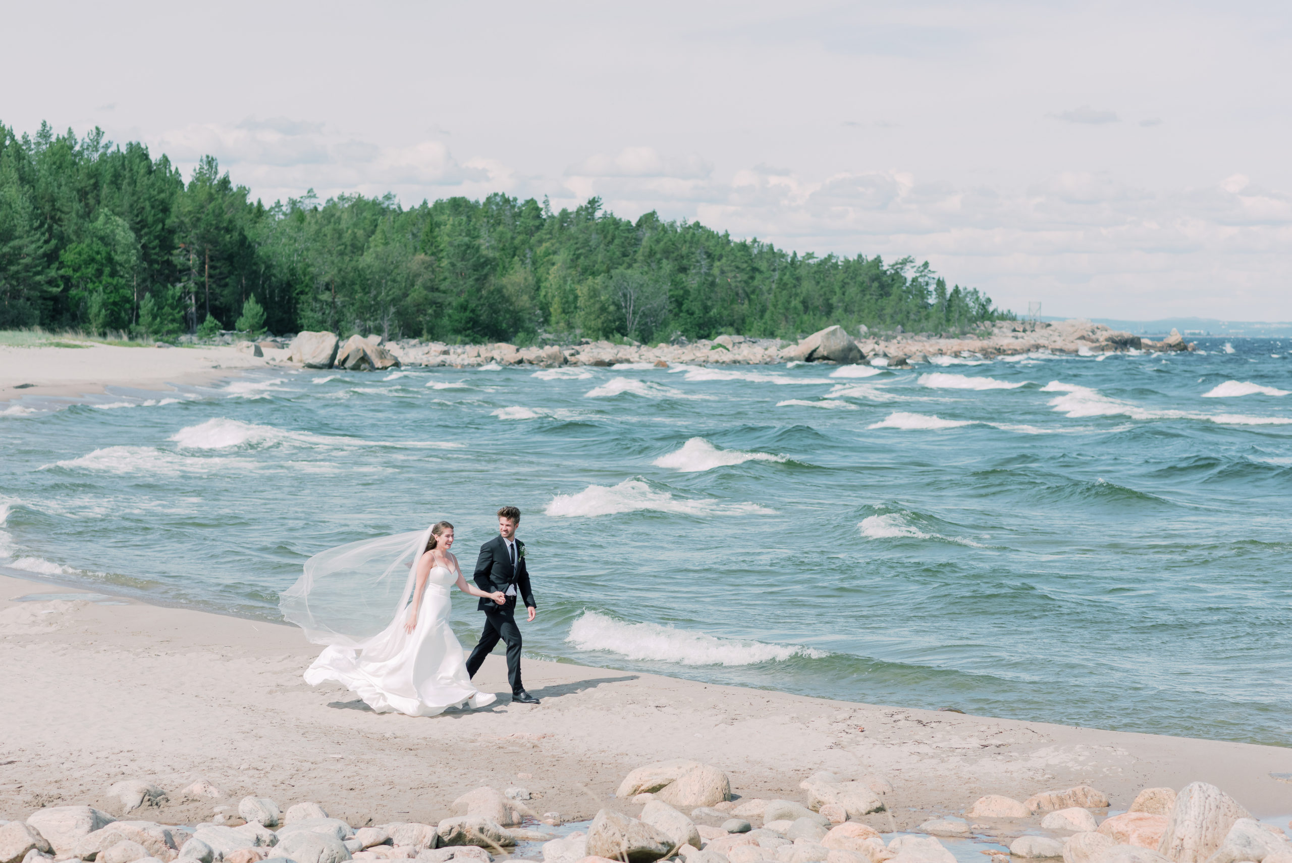 Bröllopsfoto på stranden wedding in Sundsvall