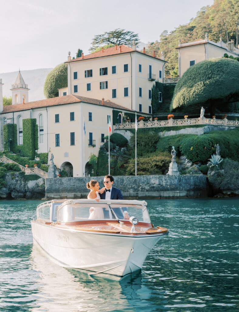 Destination wedding on a classic boat by Villa del Balbianello 